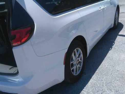 Used 2022 Chrysler Pacifica Touring-L FWD image 4