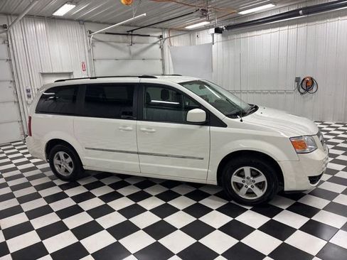 Used 2010 Dodge Grand Caravan SXT FWD image 3