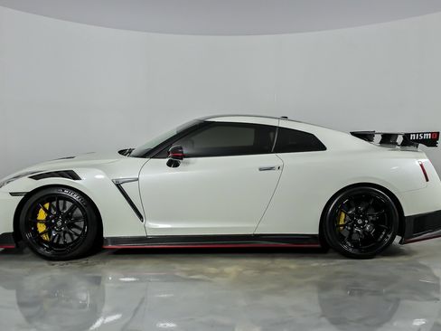 Used 2020 Nissan GT-R NISMO AWD/4WD image 8