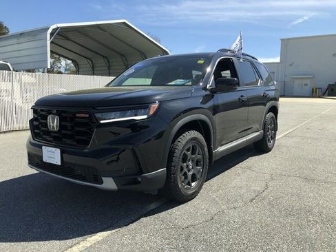 Certified 2025 Honda Pilot TrailSport image 4