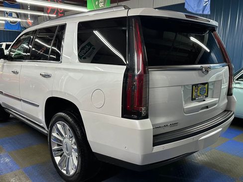 Used 2019 Cadillac Escalade Premium Luxury image 4