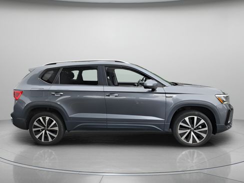 Used 2024 Volkswagen Taos SE FWD image 7