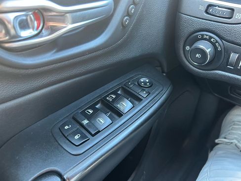 Used 2019 Jeep Cherokee Trailhawk image 18