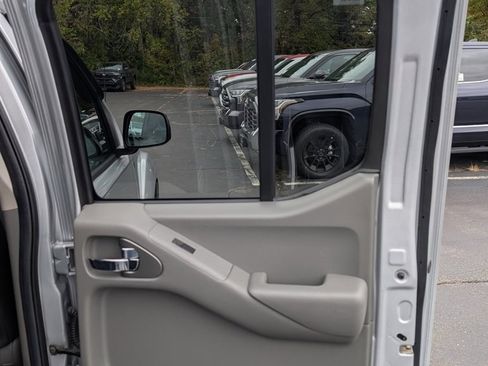 Used 2020 Nissan Frontier SV w/ SV Utility Package image 17