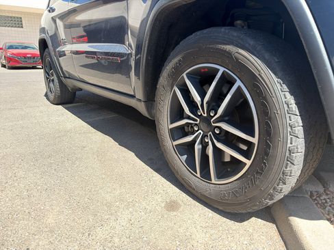 Used 2019 Jeep Grand Cherokee Trailhawk w/ Trailhawk Luxury Group AWD/4WD image 4