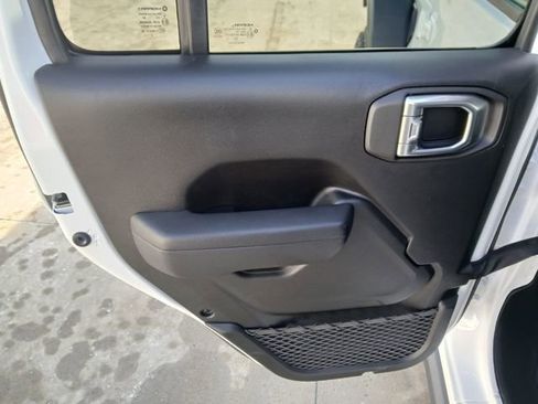 Used 2024 Jeep Gladiator Mojave AWD/4WD image 13