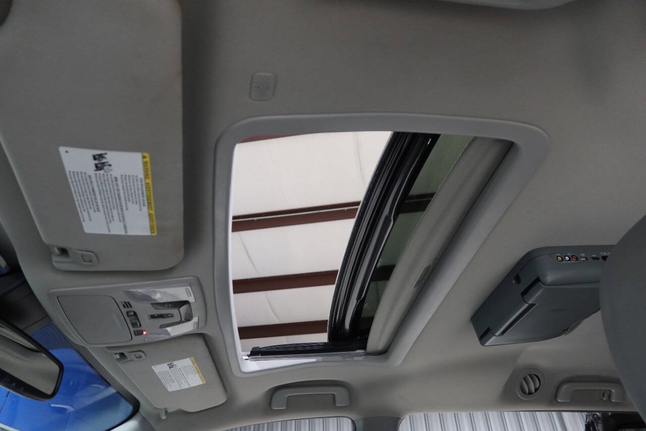 Used 2019 Toyota Sienna XLE w/ XLE Navigation Package FWD image 31