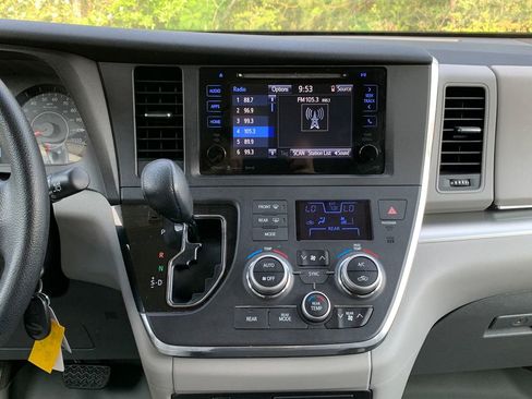 Used 2016 Toyota Sienna LE FWD image 15