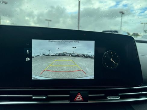 Used 2025 Hyundai Elantra SEL image 17