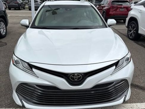 Used 2018 Toyota Camry XLE FWD image 2