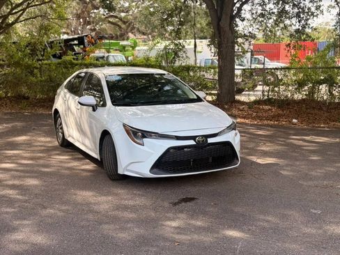 Used 2022 Toyota Corolla LE FWD image 3