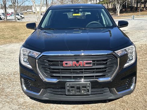 Used 2024 GMC Terrain SLE image 2