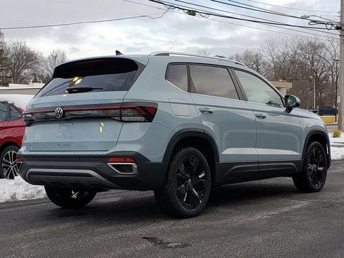New 2026 Volkswagen Taos SE FWD image 3