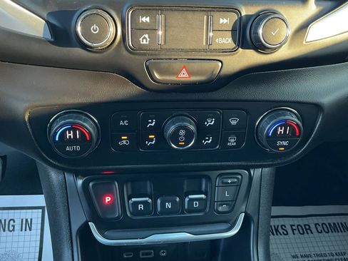 Used 2020 GMC Terrain SLT image 28