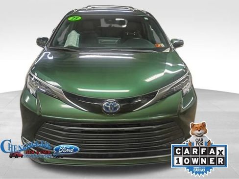 Used 2025 Toyota Sienna Limited image 5