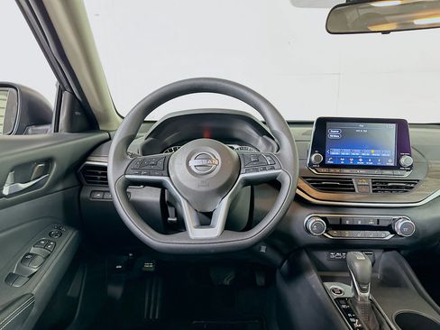 Used 2025 Nissan Altima 2.5 SV image 17