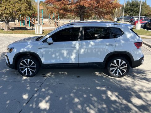 Certified 2022 Volkswagen Taos SE w/ Panoramic Sunroof Package image 7