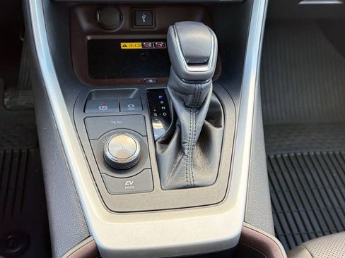 Certified 2022 Toyota RAV4 Limited AWD/4WD image 17