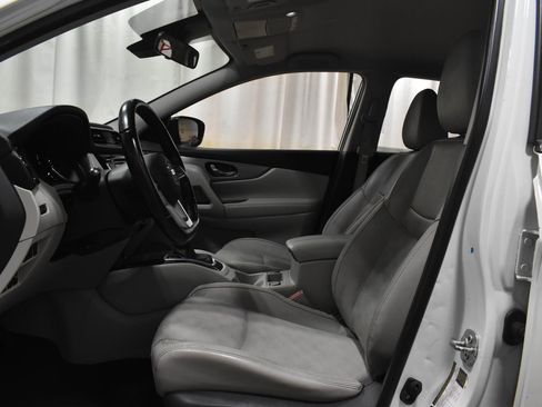 Used 2020 Nissan Rogue Sport SV w/ Technology Package FWD image 3