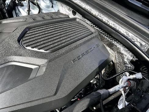 Certified 2026 Porsche Macan AWD/4WD image 34