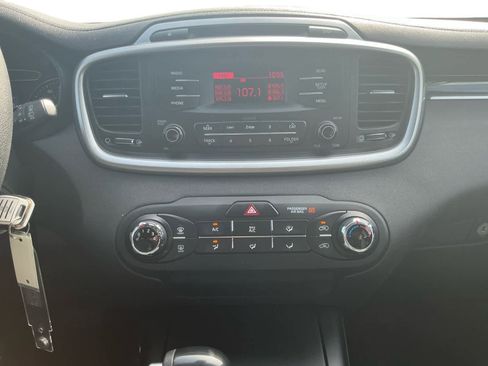 Used 2017 Kia Sorento L image 11