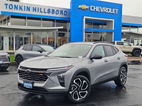 Used 2025 Chevrolet Trax RS w/ Sunroof Package image 2