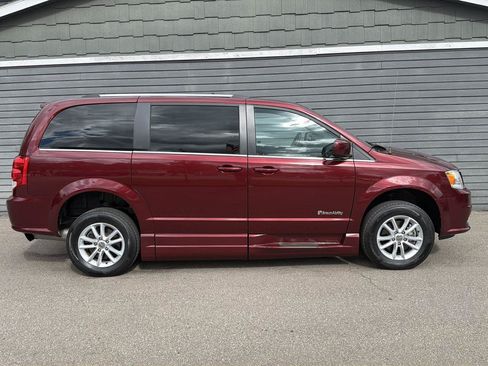 Used 2019 Dodge Grand Caravan SXT FWD image 16