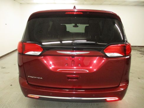 Used 2017 Chrysler Pacifica Touring-L Plus FWD image 5