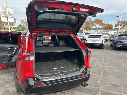 Used 2021 Toyota RAV4 SE w/ Weather & Moonroof Package image 32