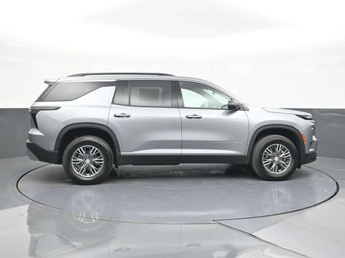 Used 2025 Chevrolet Traverse LT w/ Driver Confidence Package FWD image 16