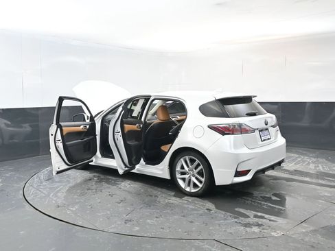 Used 2017 Lexus CT 200h image 32