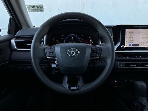 Used 2025 Toyota Camry LE image 31