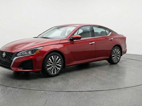 Used 2025 Nissan Altima 2.5 SV image 3