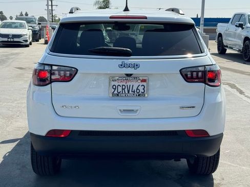 Used 2022 Jeep Compass Latitude image 3