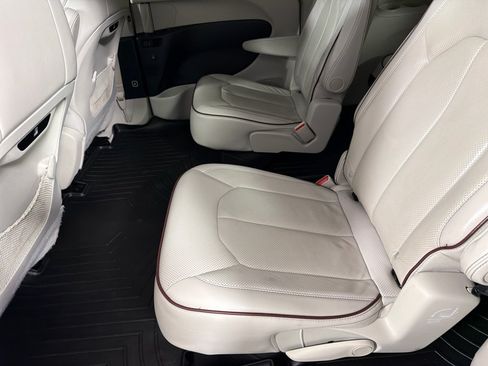 Used 2020 Chrysler Pacifica Limited FWD image 19