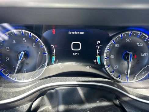 Used 2023 Chrysler Pacifica Touring-L FWD image 12