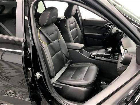 Used 2025 Chevrolet Trax ACTIV w/ Sunroof Package FWD image 8