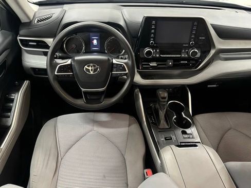 Used 2022 Toyota Highlander L FWD image 11