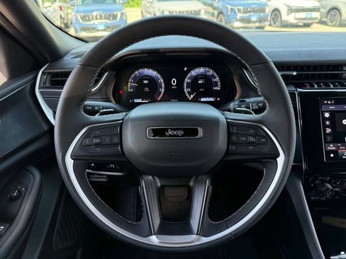 Used 2025 Jeep Grand Cherokee Altitude AWD/4WD image 25