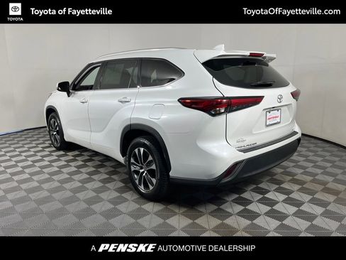 Used 2022 Toyota Highlander XLE FWD image 3