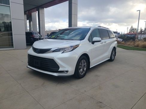 Used 2023 Toyota Sienna XLE image 3