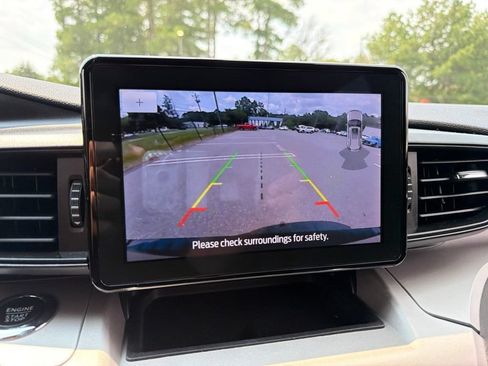 Used 2023 Ford Explorer XLT AWD/4WD image 11