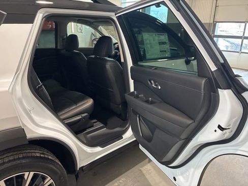 New 2026 Nissan Pathfinder Platinum image 12