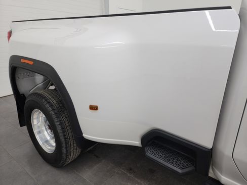 Used 2023 GMC Sierra 3500 Denali w/ Denali Ultimate Package image 32