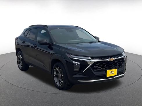 Used 2025 Chevrolet Trax LT FWD image 3