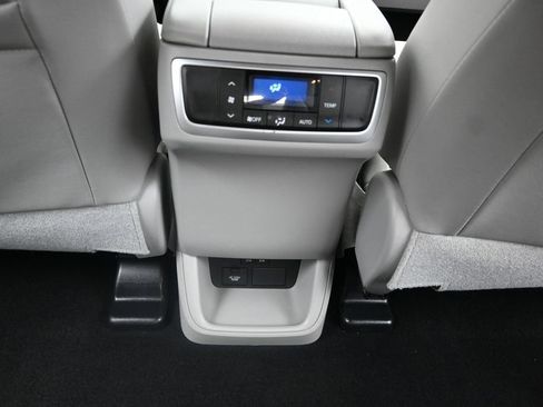 Used 2017 Toyota Highlander XLE AWD/4WD image 19