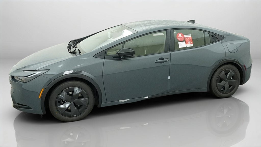 New 2027 Toyota Prius Plug-In Hybrid FWD image 2