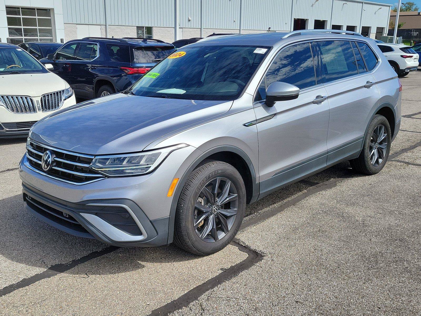 Used 2024 Volkswagen Tiguan Wolfsburg Edition AWD/4WD image 2