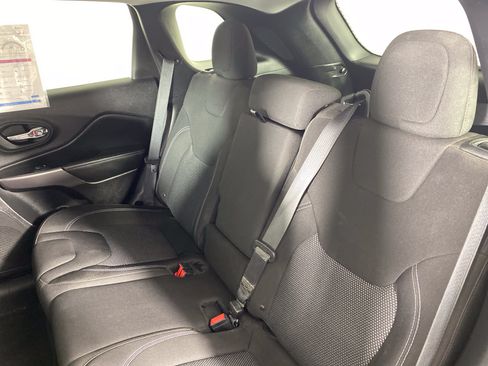 Used 2019 Jeep Cherokee Latitude w/ Popular Appearance Group AWD/4WD image 30