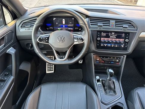 Certified 2022 Volkswagen Tiguan SE R-Line image 30